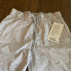NWT Lululemon On the Fly Pant. Size 4, 7/8 length, medium rise, front pockets